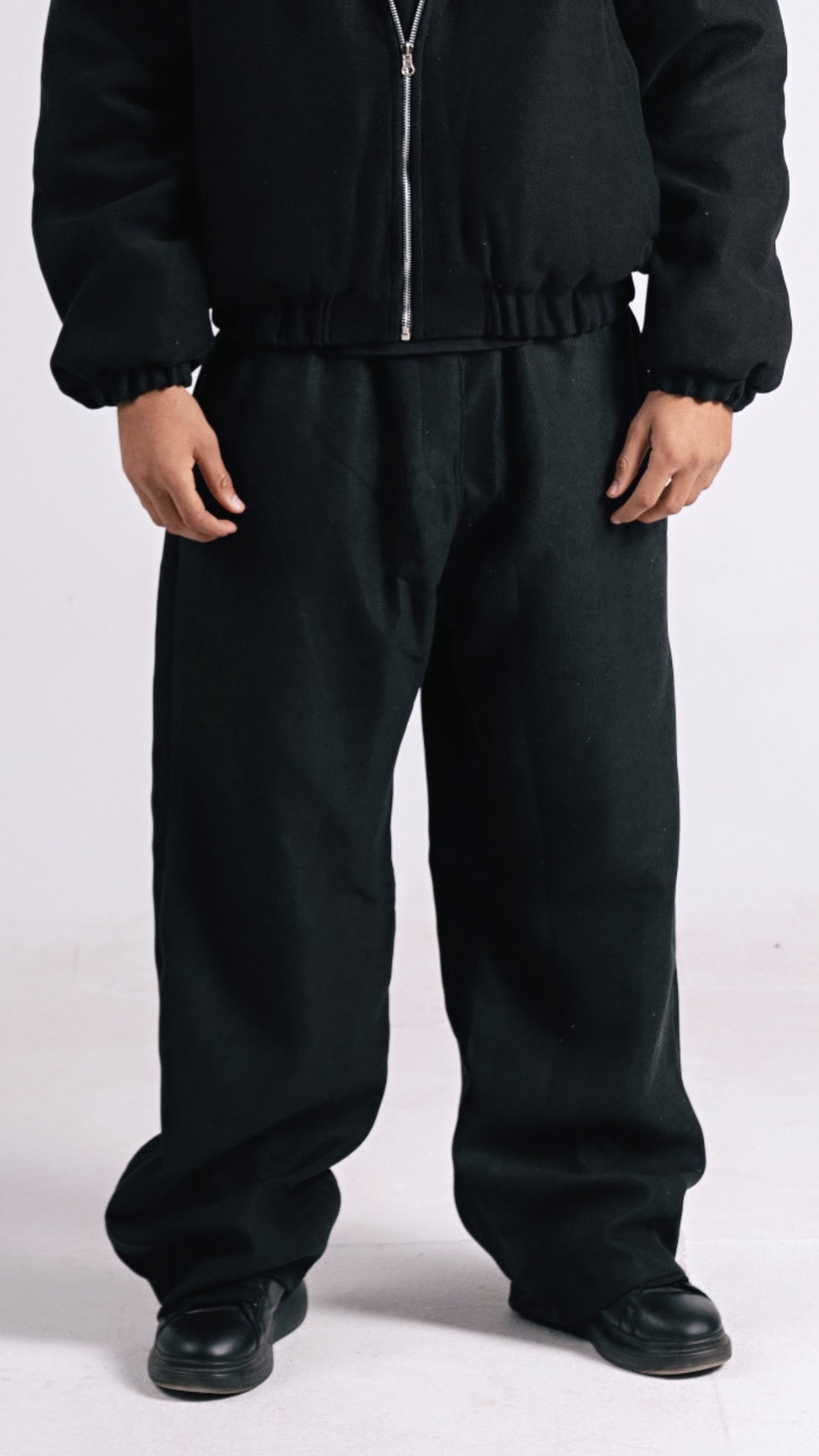 BLACK SIGNATURE RELAXED PANTS